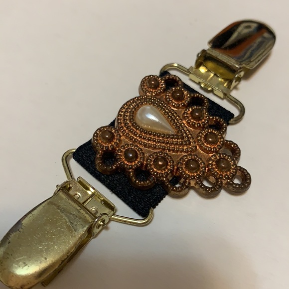 Vintage CLIP FOR SWEATER OR DRESS BACKSIDE SIZE ADJUSTER - Picture 1 of 8